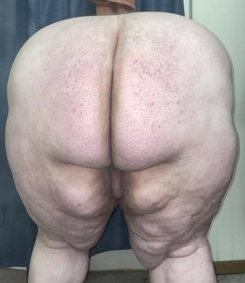 (26) anybody wanna come clap my fat white cheeks 