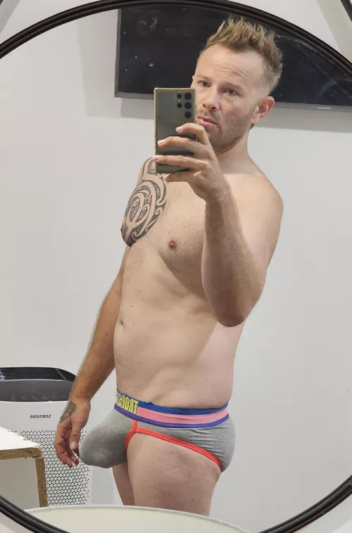 [35] Aussie men hit different. 