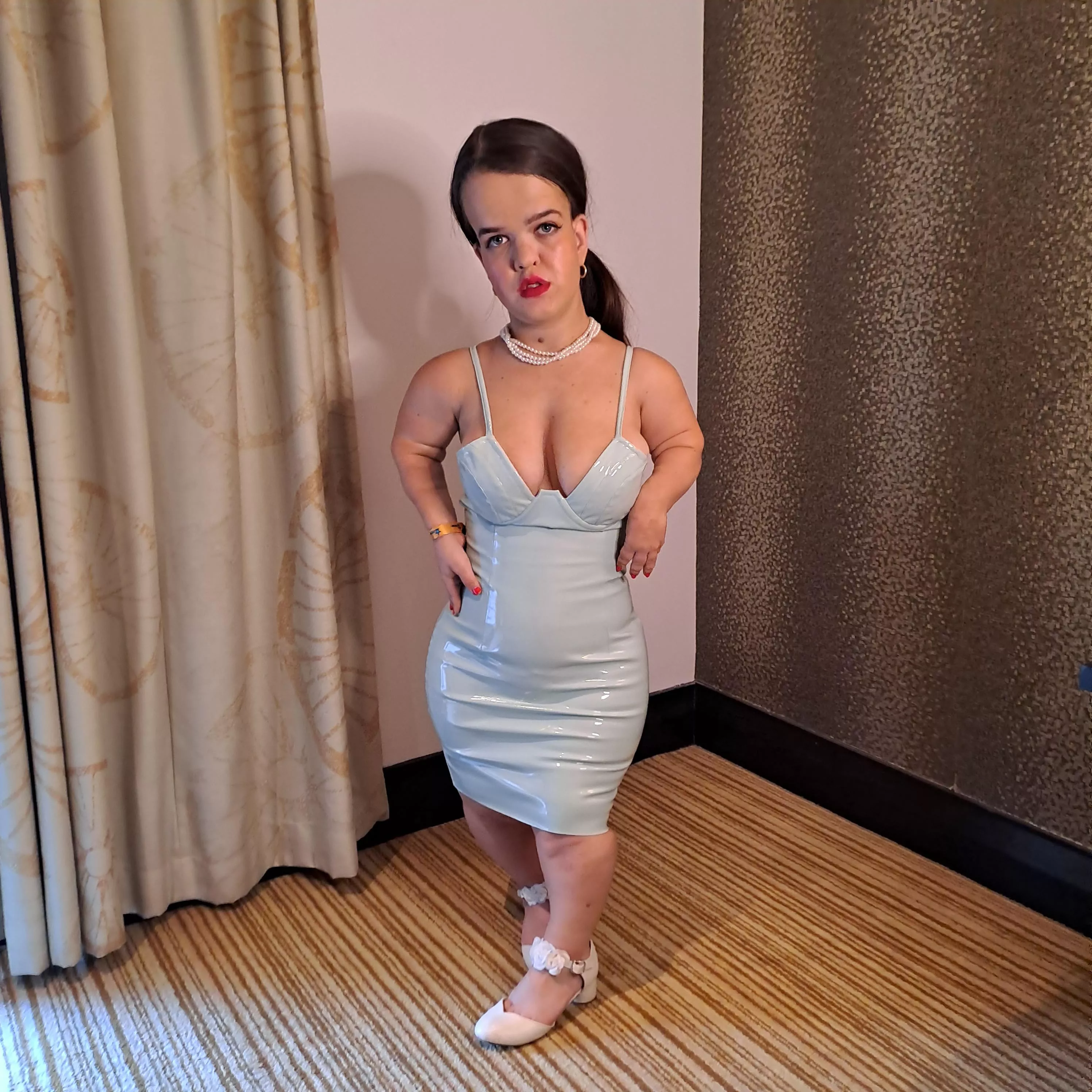 Britain's smallest glamour model just 3ft 8