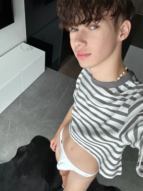 Could we be bros if I sent you secret selfies of me? (19surferboy)