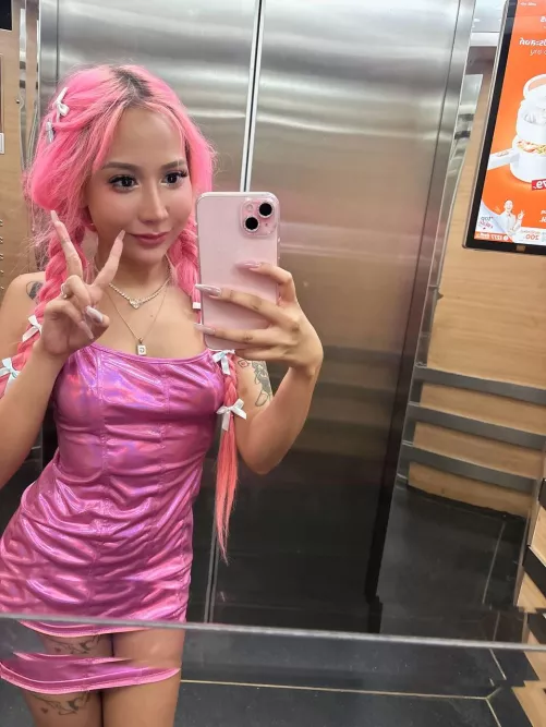 Do older guys think I'm cute? (F 18)