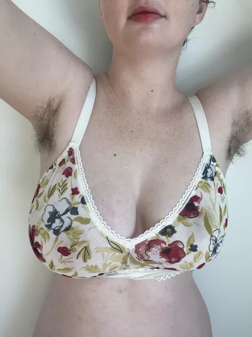 Embracing my hairy pits 