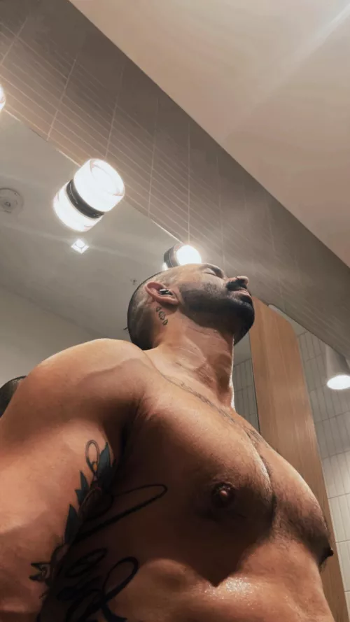 Happy Sunday cuties. Show them titties.