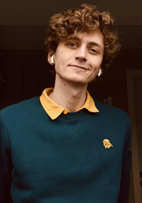 having a cozy day inside cause it’s raining nonstop. Perfect time a cuddling in bed 