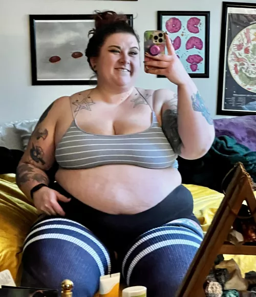 I look so cute lounging around! 😇