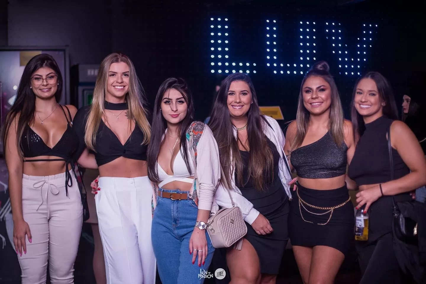 Party group in the club [6]