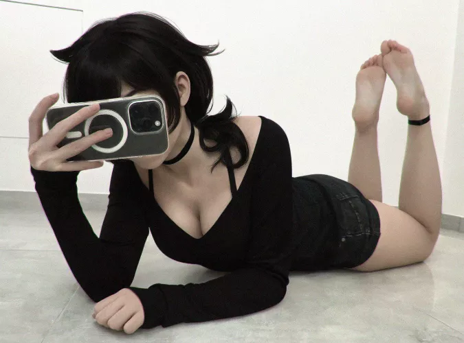 Saruei as Ashley Graves