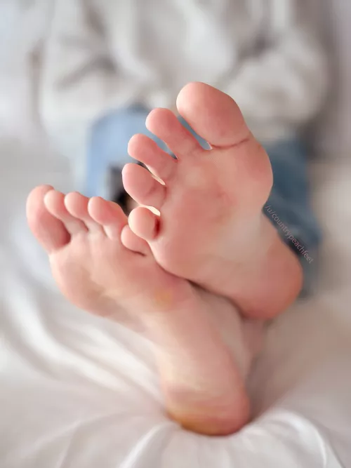 Saturday in bed with my soles... who says no? 😘❤️