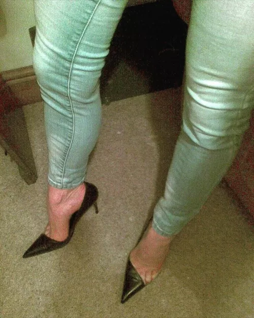 Sexy heels and toe cleavage