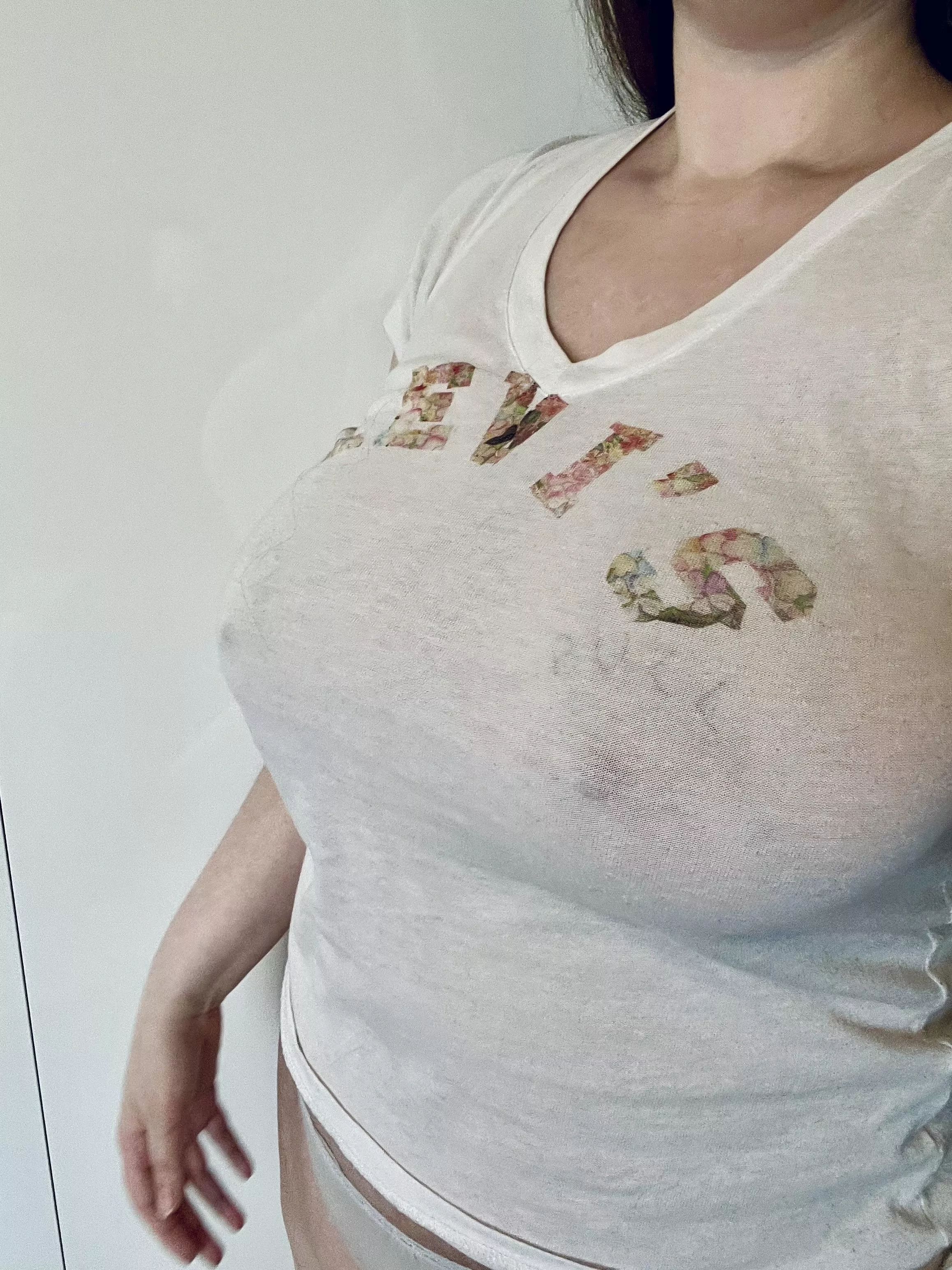 White t-shirt pokies