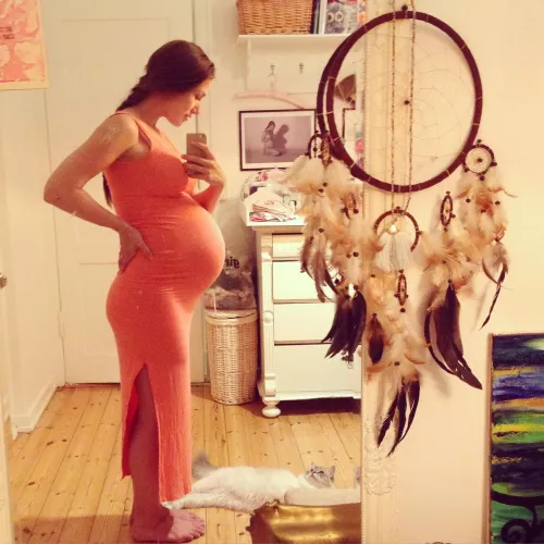 Would you date a pregnant girl?