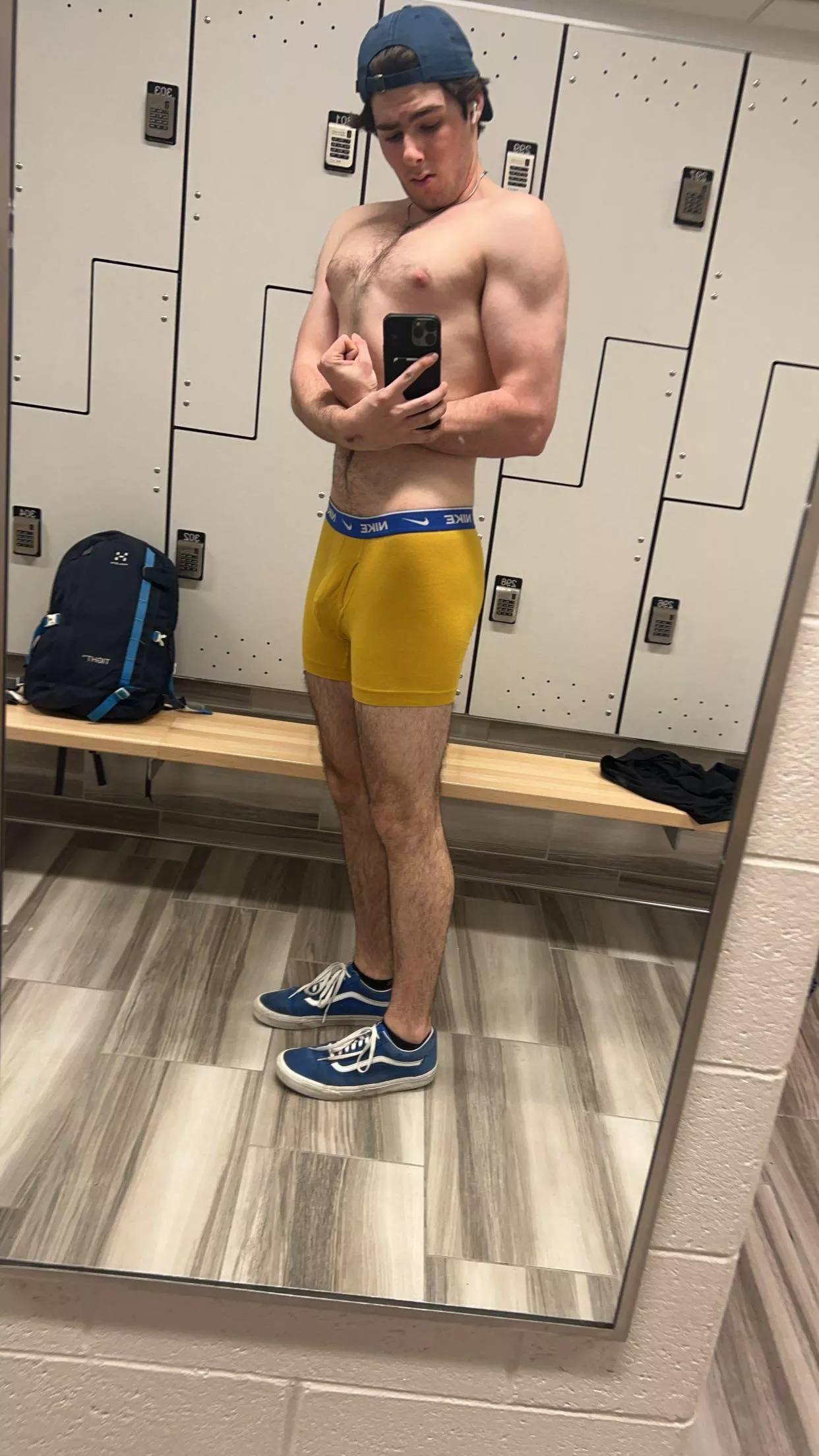 18m fit frat bro looking for similar fit/hung bromance. Send pics for response