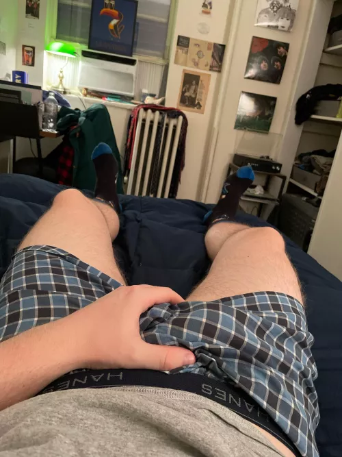 24 “straight” with gf. I’m uncut, average sized. Looking to get outsized and jerk with some monster cock. Slim++ twink++ fem++. Sc: andy_big24