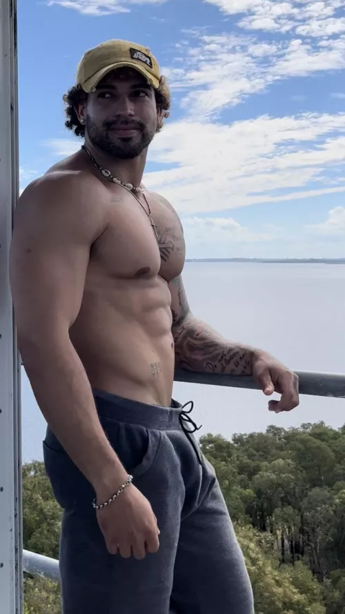 [28] in the jungle... I look like tarzan 😂