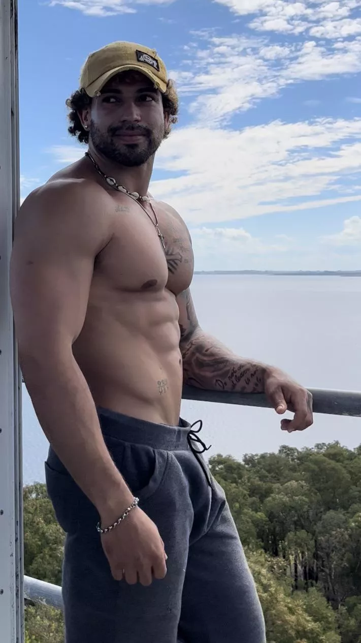 [28] in the jungle... I look like tarzan 😂