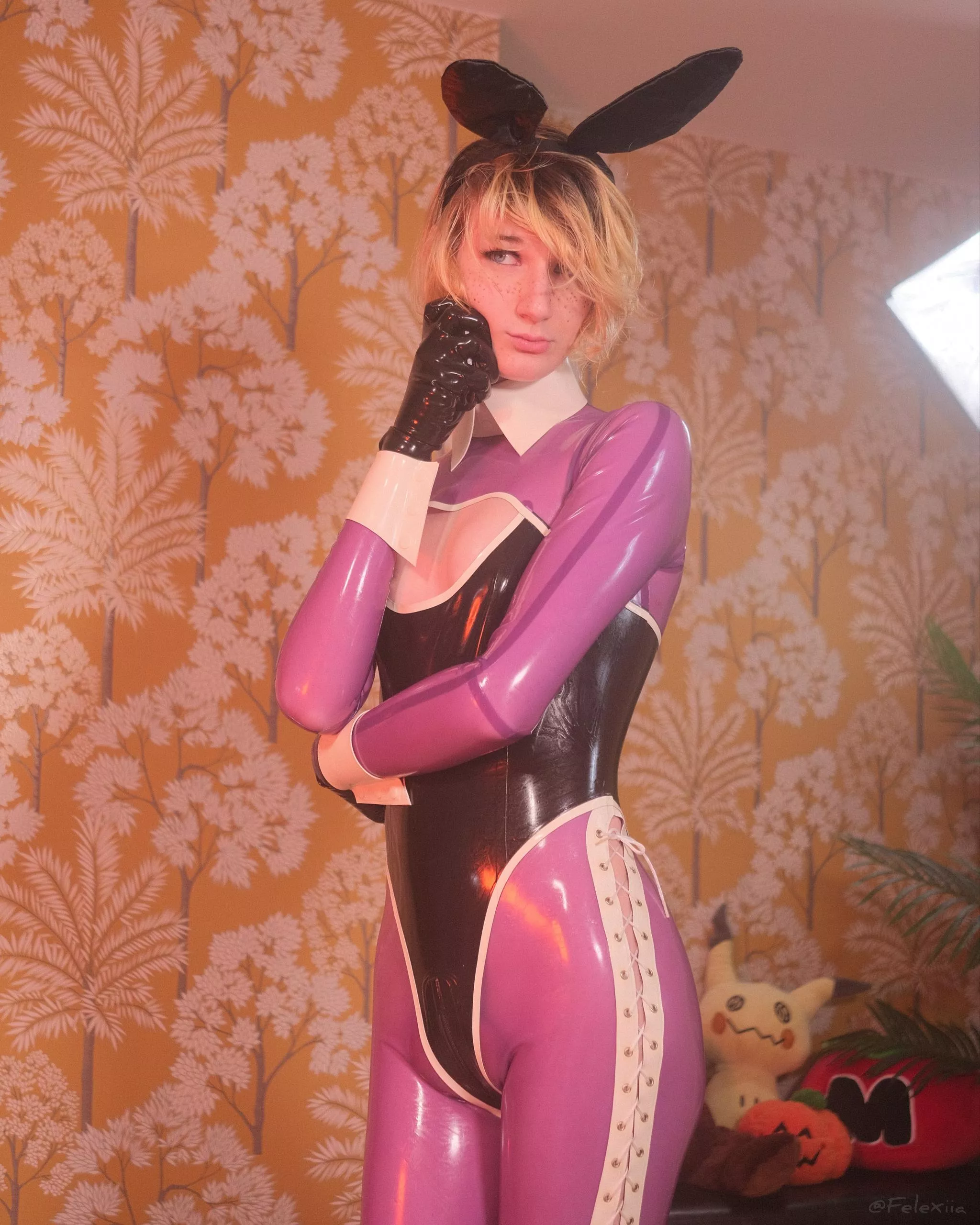 Can this bunny have a nibble of your carrot?~ 