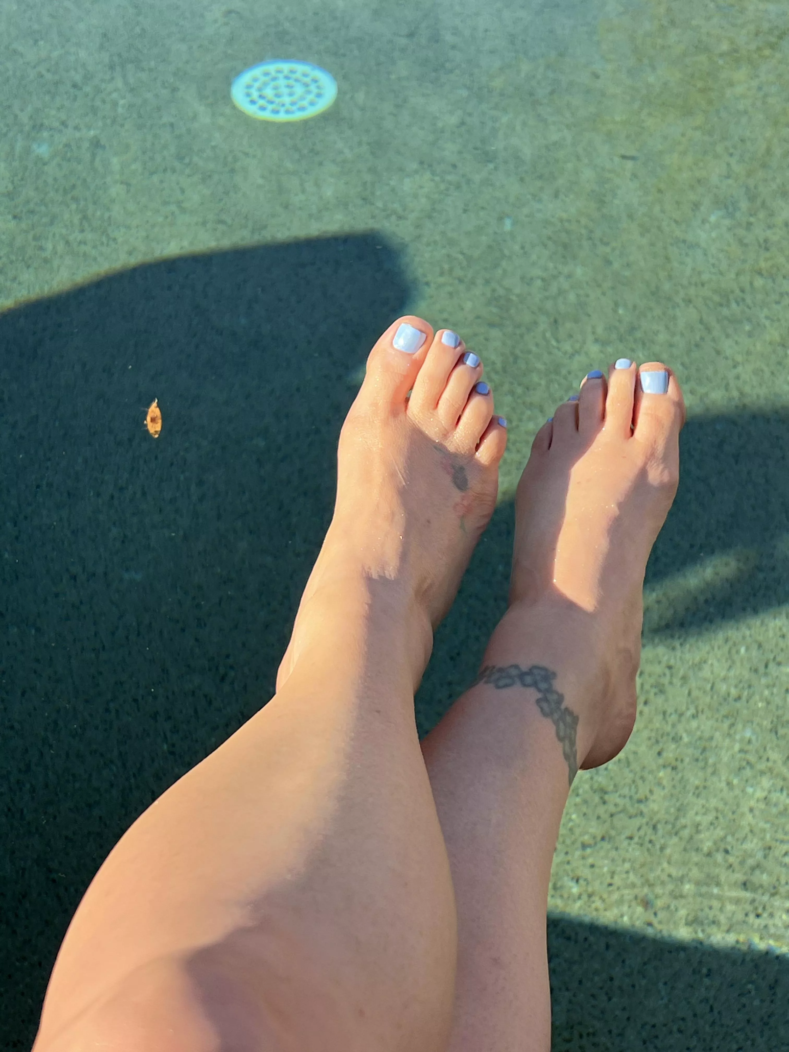 Come skinny dip in my pool and worship me feet (oc)