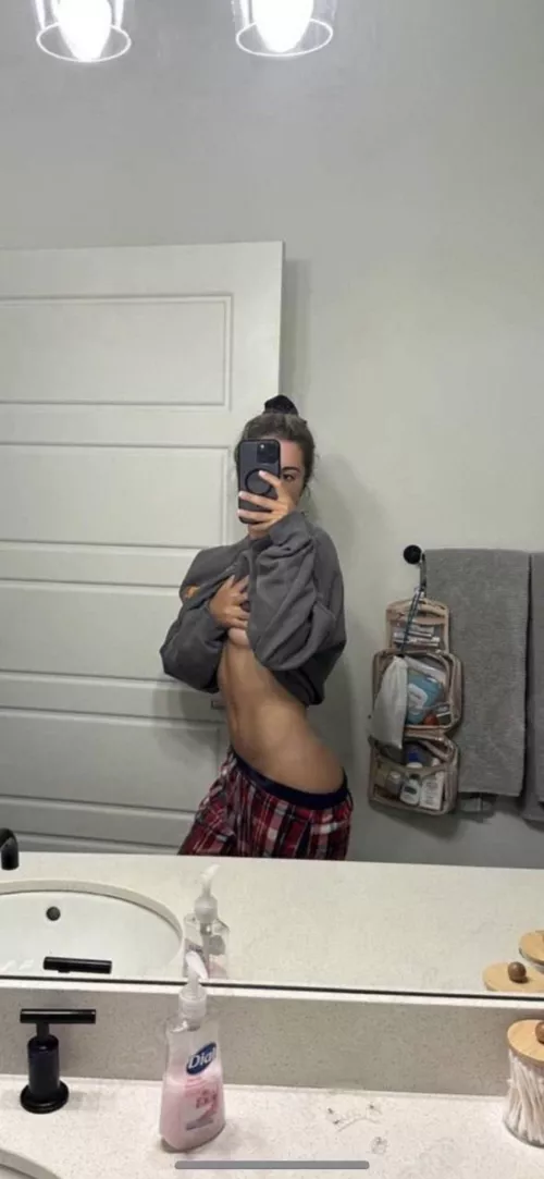 DM me if y’all would be interested in Corina_907 content !! (Hot dentist from tiktok) 💋