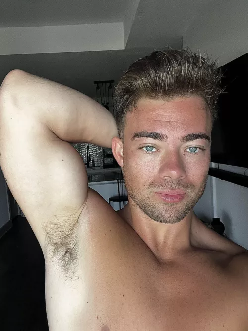 Do you want to smell some musk bros, Haven’t worn deodorant in a while, you still down to sniff??