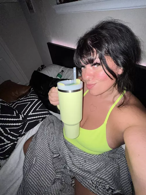 good morning everyone! sending positive vibes for a new week! HYDRATE so you don’t get thirsty. 😏