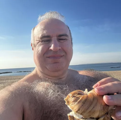 Heya toots I’m gobblin a sammich at the beach