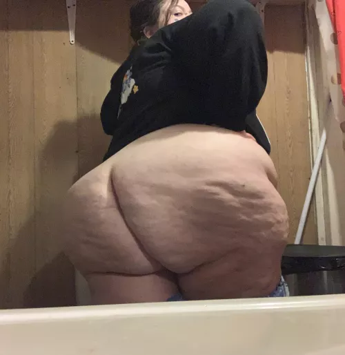 Hi everyone! New booty pic hehe
