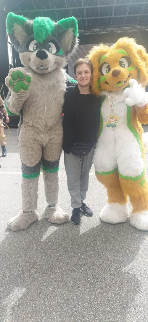 I went to comicon 2 days ago and saw furries irl for the first time!