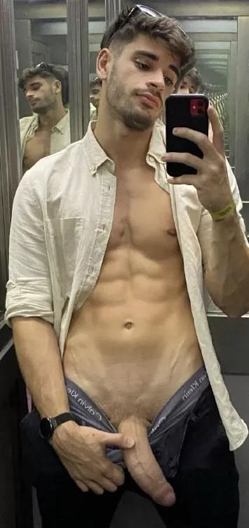 I'm looking for a volunteer to deepthroat me right now ;)