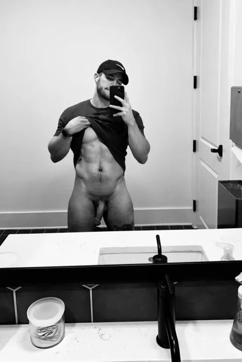 Just want a girl that’ll send me daily nudes 🫡