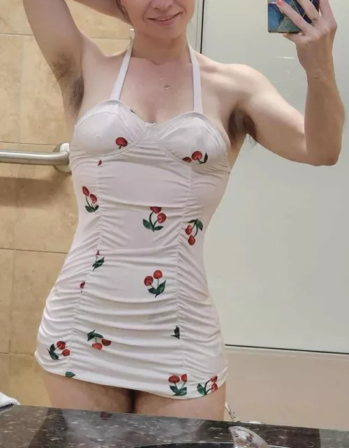 Love rocking my natural pits at the gym pool. I wish there were more guys it turned on. 