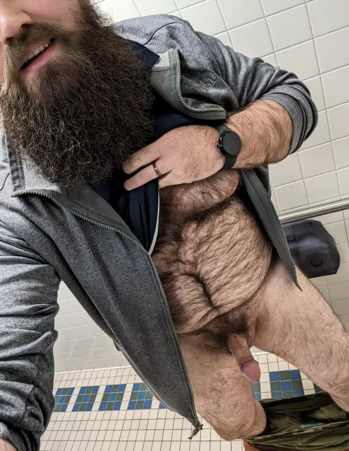 Man bush Monday? I sure hope y'all enjoy a nice hairy dadbod. 😁😁