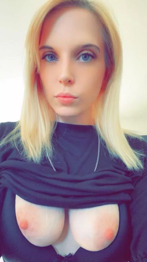 My friend received this snap from my gf earlier😅