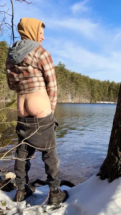 Watch the sunset over the water with me? ☀️