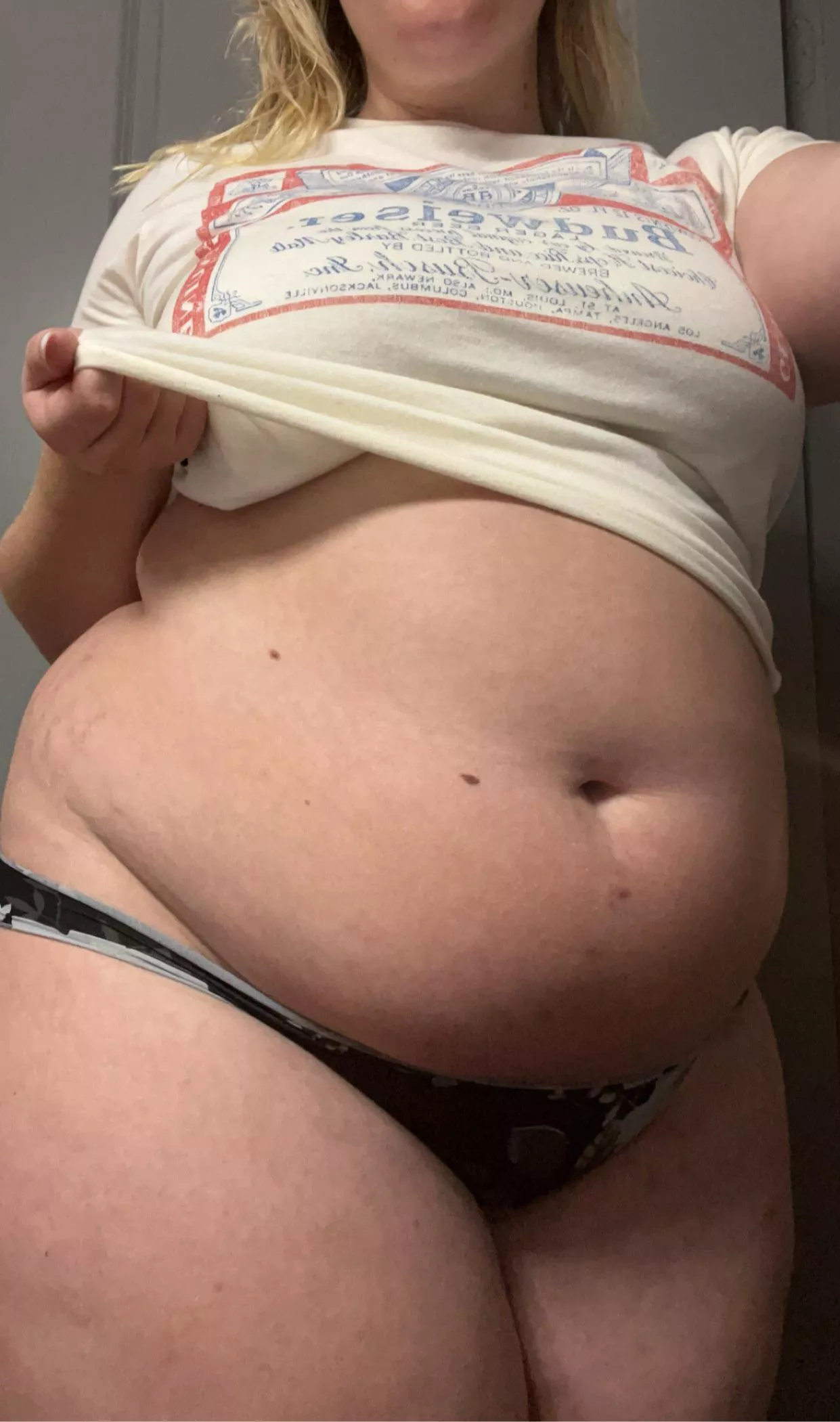 What do you like more? Belly hang or stretchmarks🤪