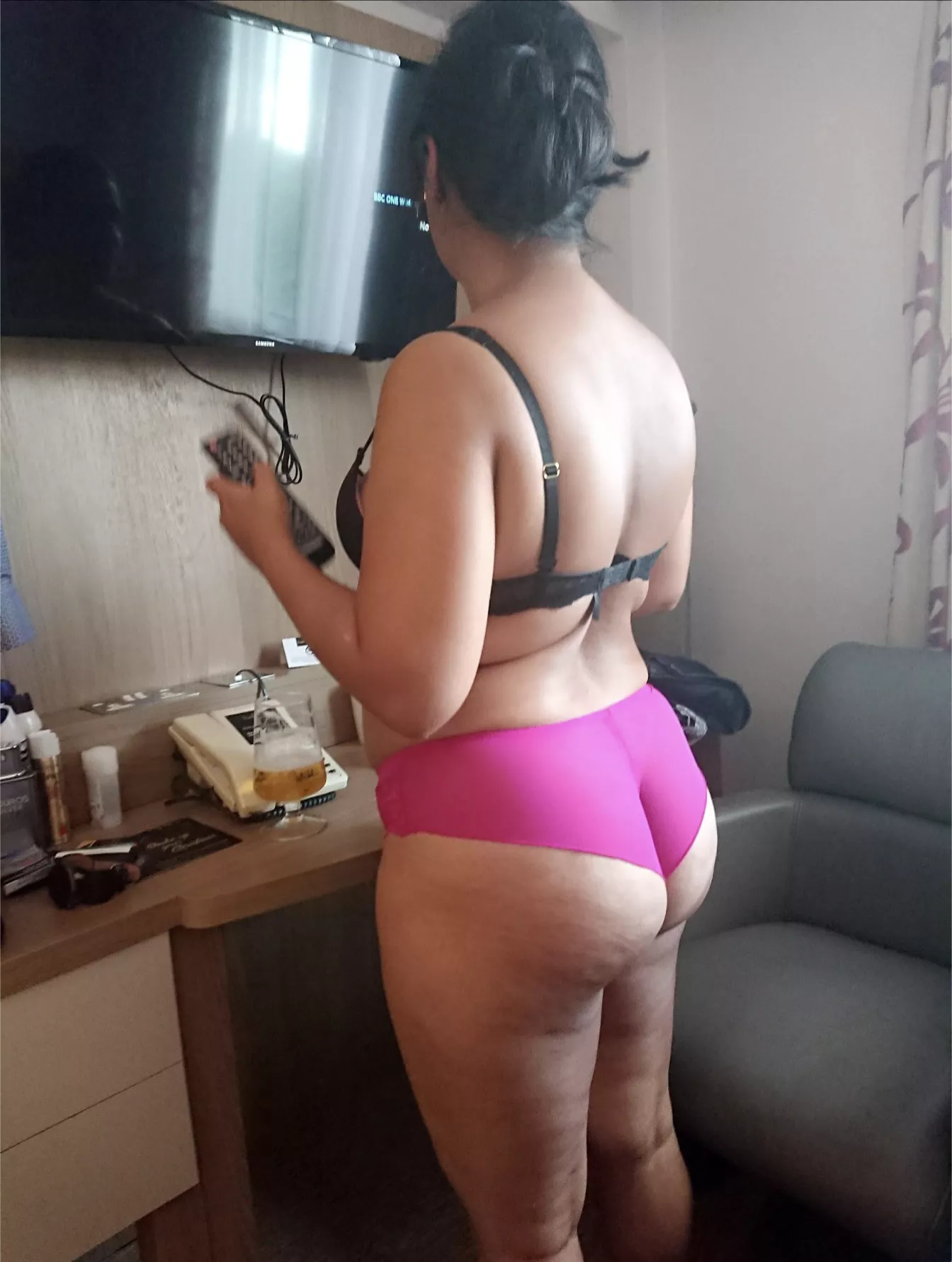 Wife's curvy mombod 