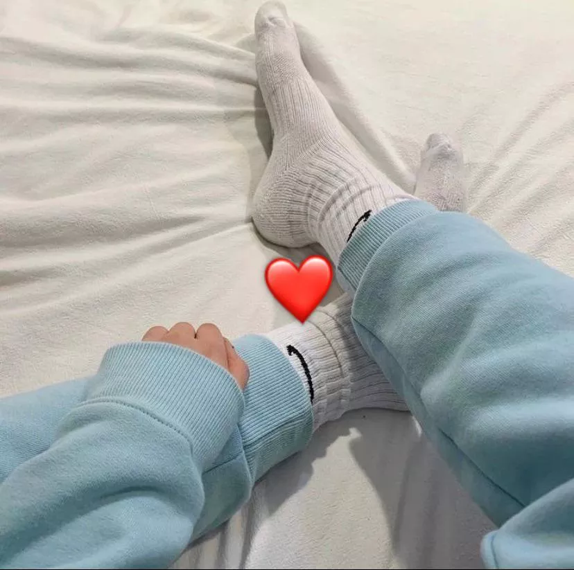 Any F wanna trade sock pics