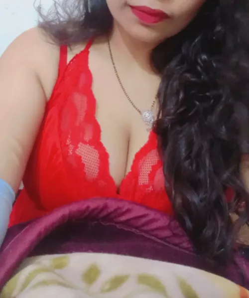 Cleavage is like the Sun. You can glance at it for only a second, but if you wear sunglasses you can look much longer🤤