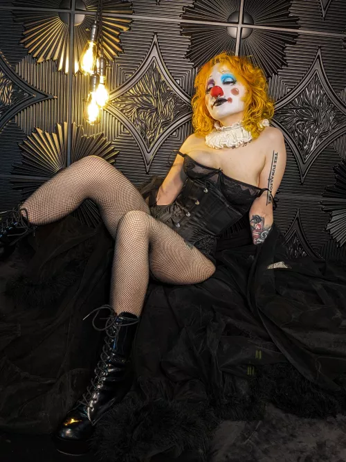 Colourful hair, colourful face 🤡💛