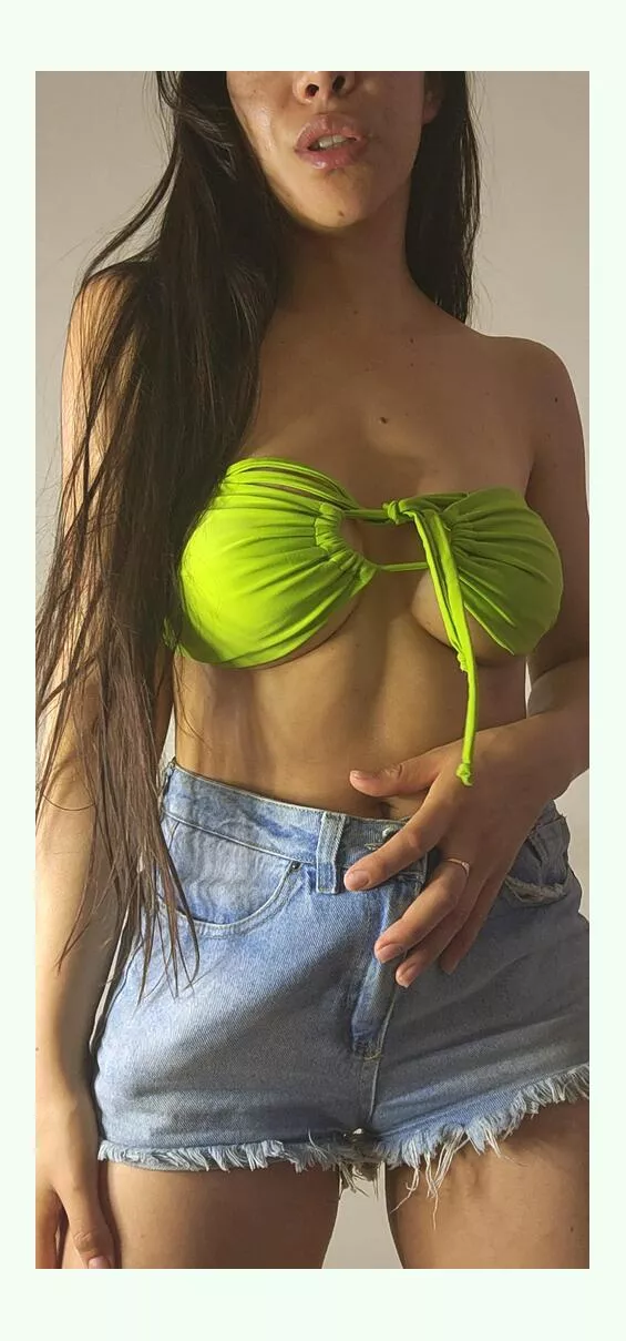 Come to the beach with me! But first... I hage a gift that you will love a lot 😈