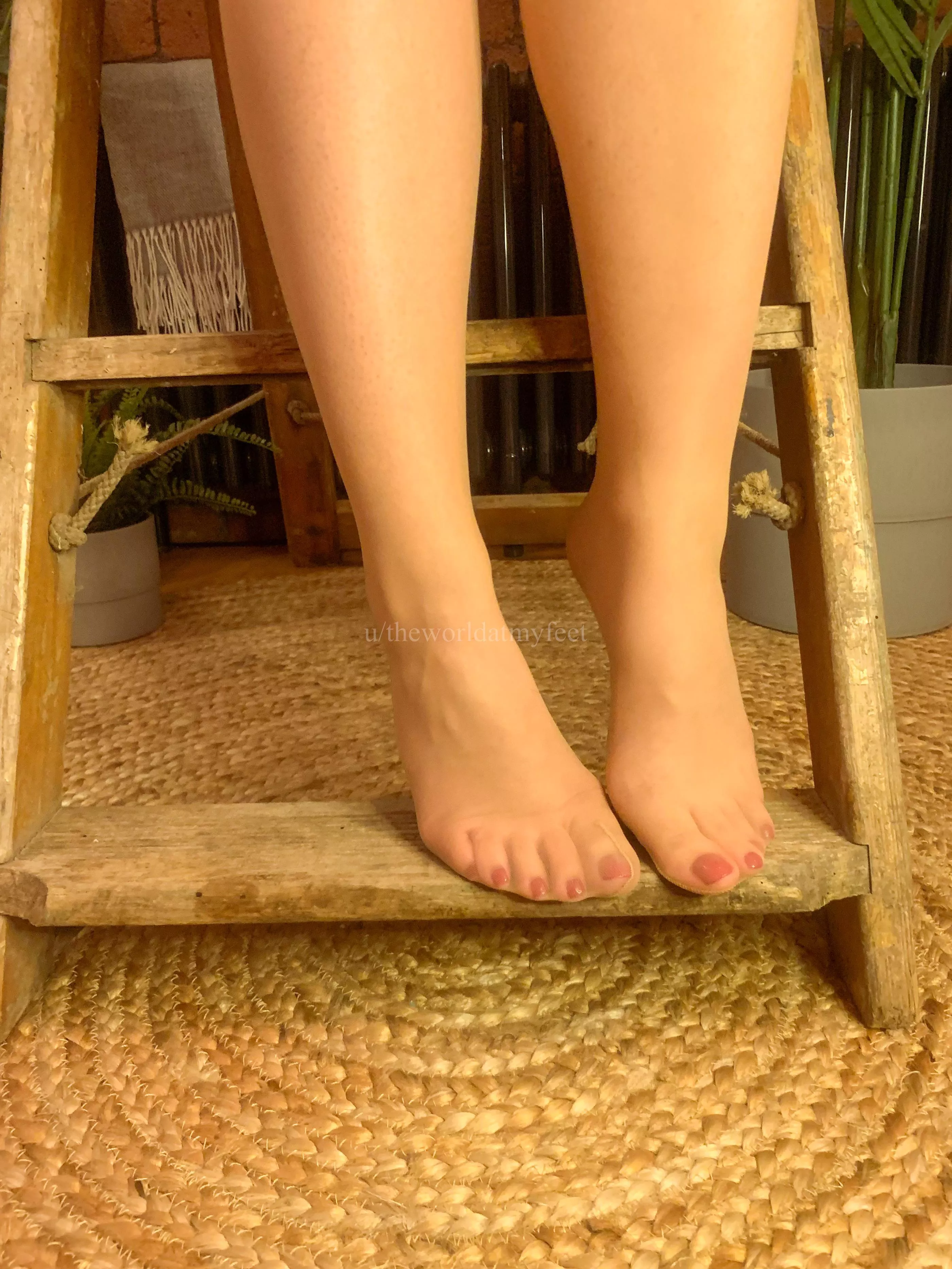 I believe a day is incomplete if nylon doesn’t cover my feet 👣 🤍