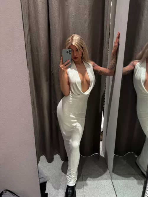 I trust my dress too much! After all, even the wind can blow up my cleavage