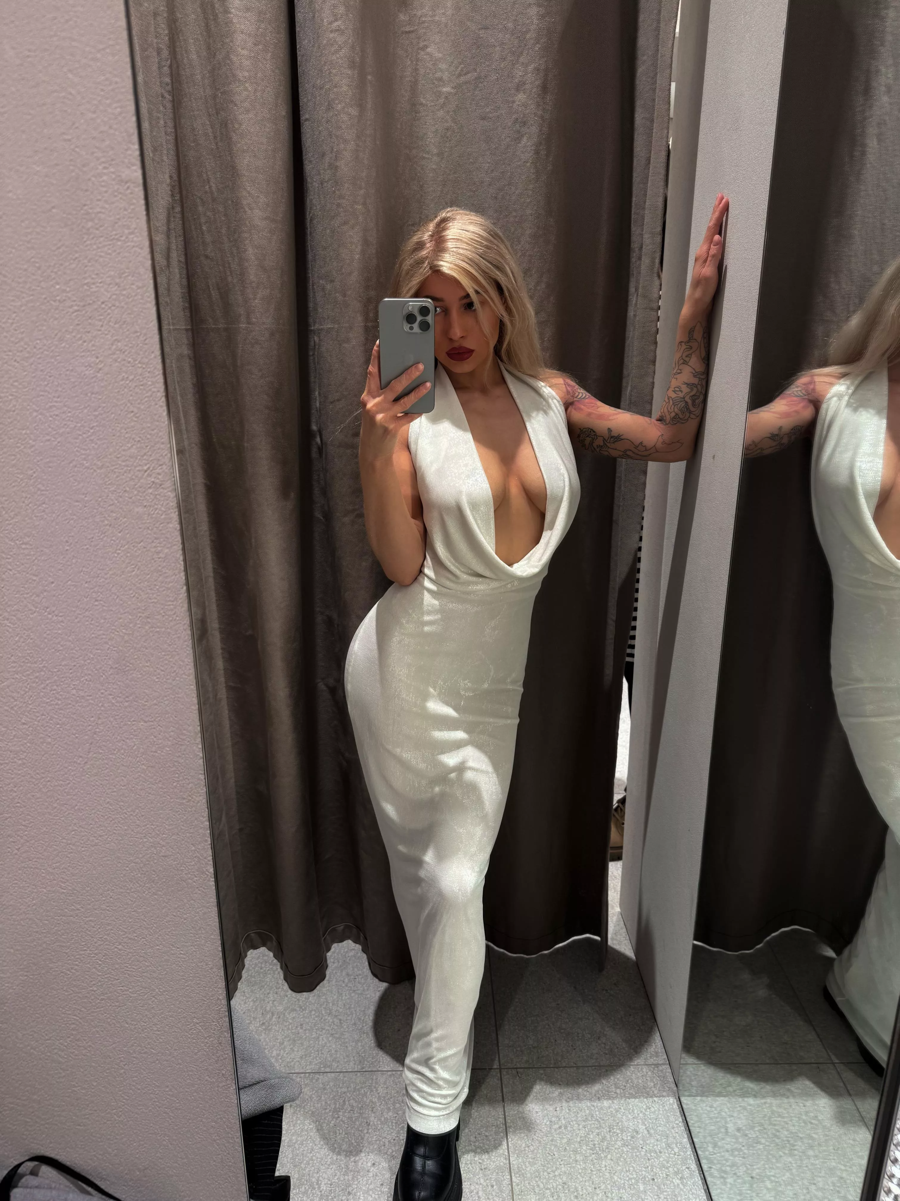 I trust my dress too much! After all, even the wind can blow up my cleavage