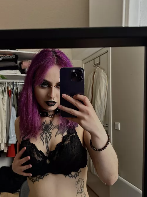 I’ll leave black lipstick marks on your 🍆 if you suck my tits