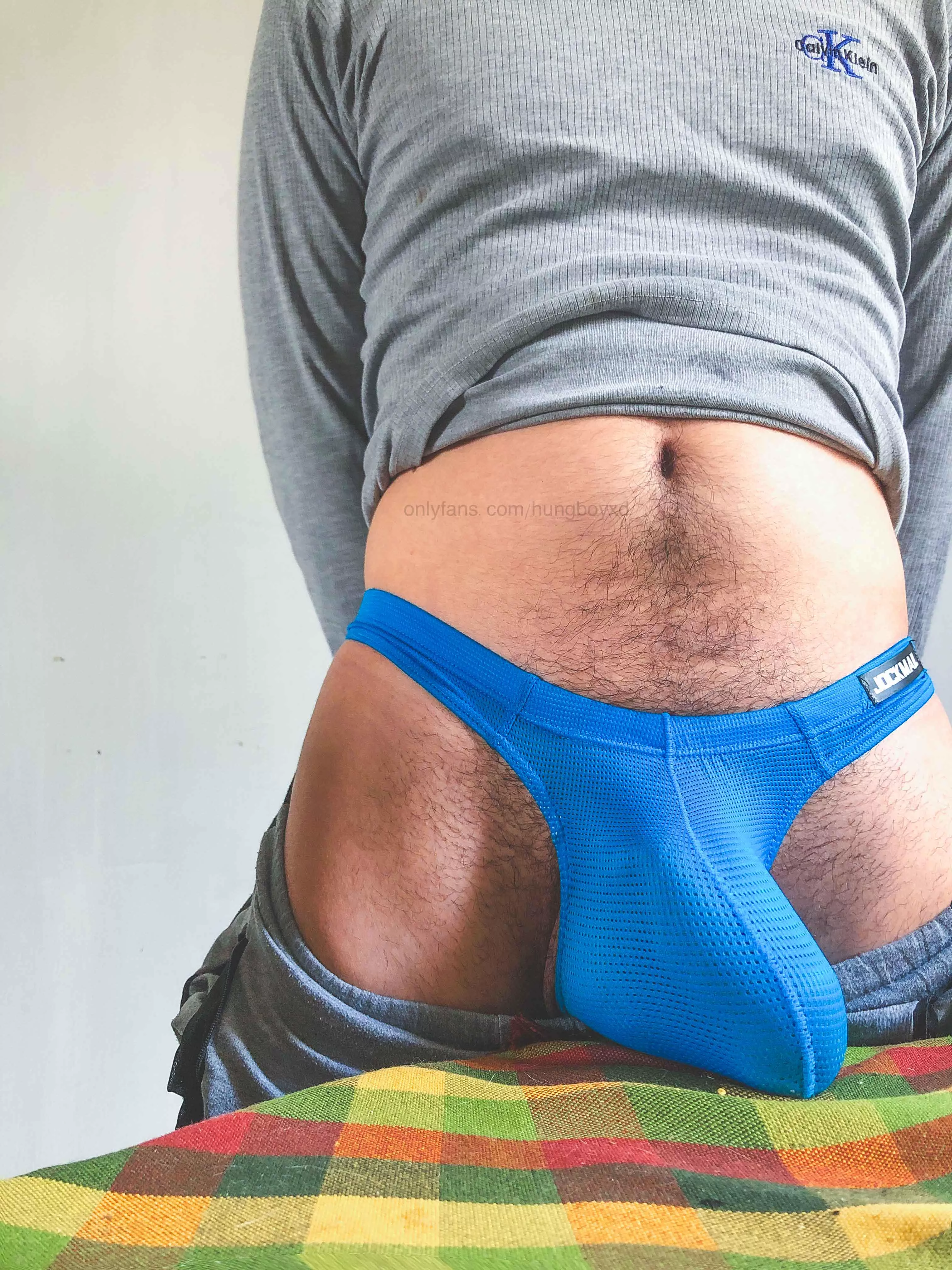 just love when subs beg me for sniffing me. i'm sweaty and my manly smell needs to be worshipped good. Age [25]