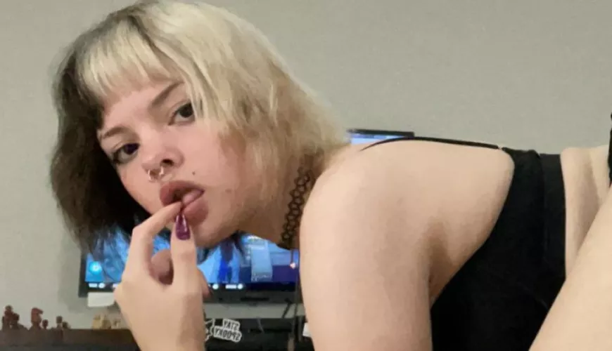 licking my claws feels so good