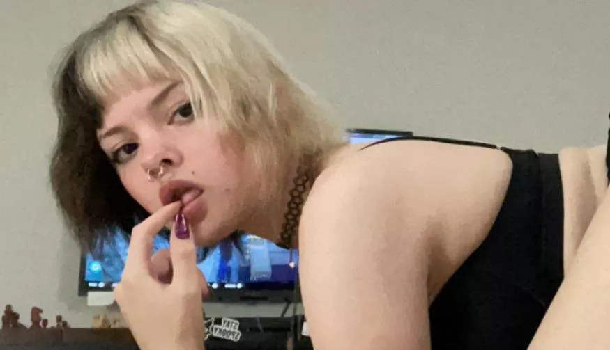 licking my claws feels so good