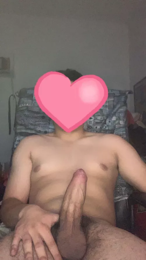 looking for someone to jerk with and send my nudes to 😘