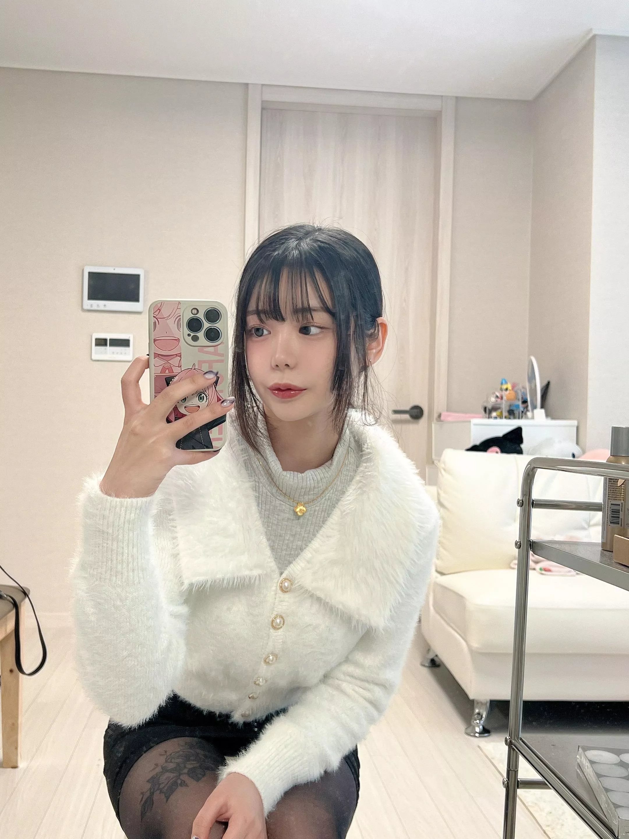 really love a tight skirt with black pantyhose