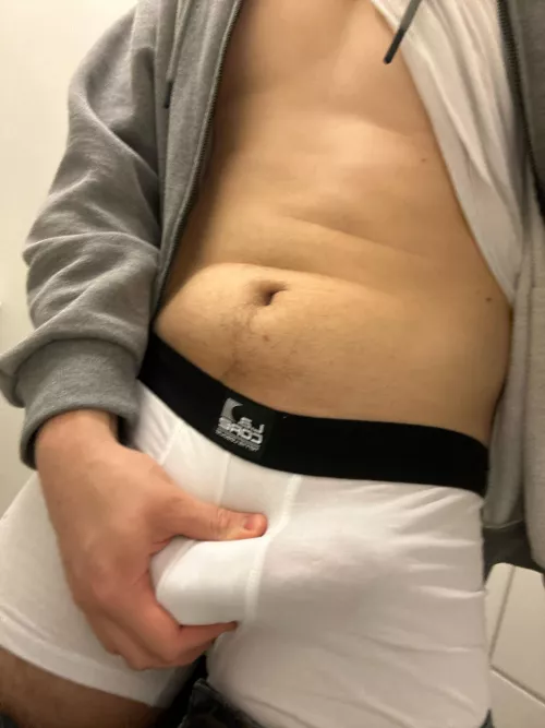 So horny at work! Let‘s meet in the bathroom