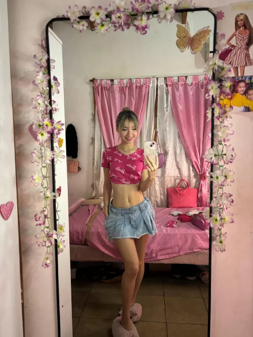 The cutest crop top, but am I the cutest girl?